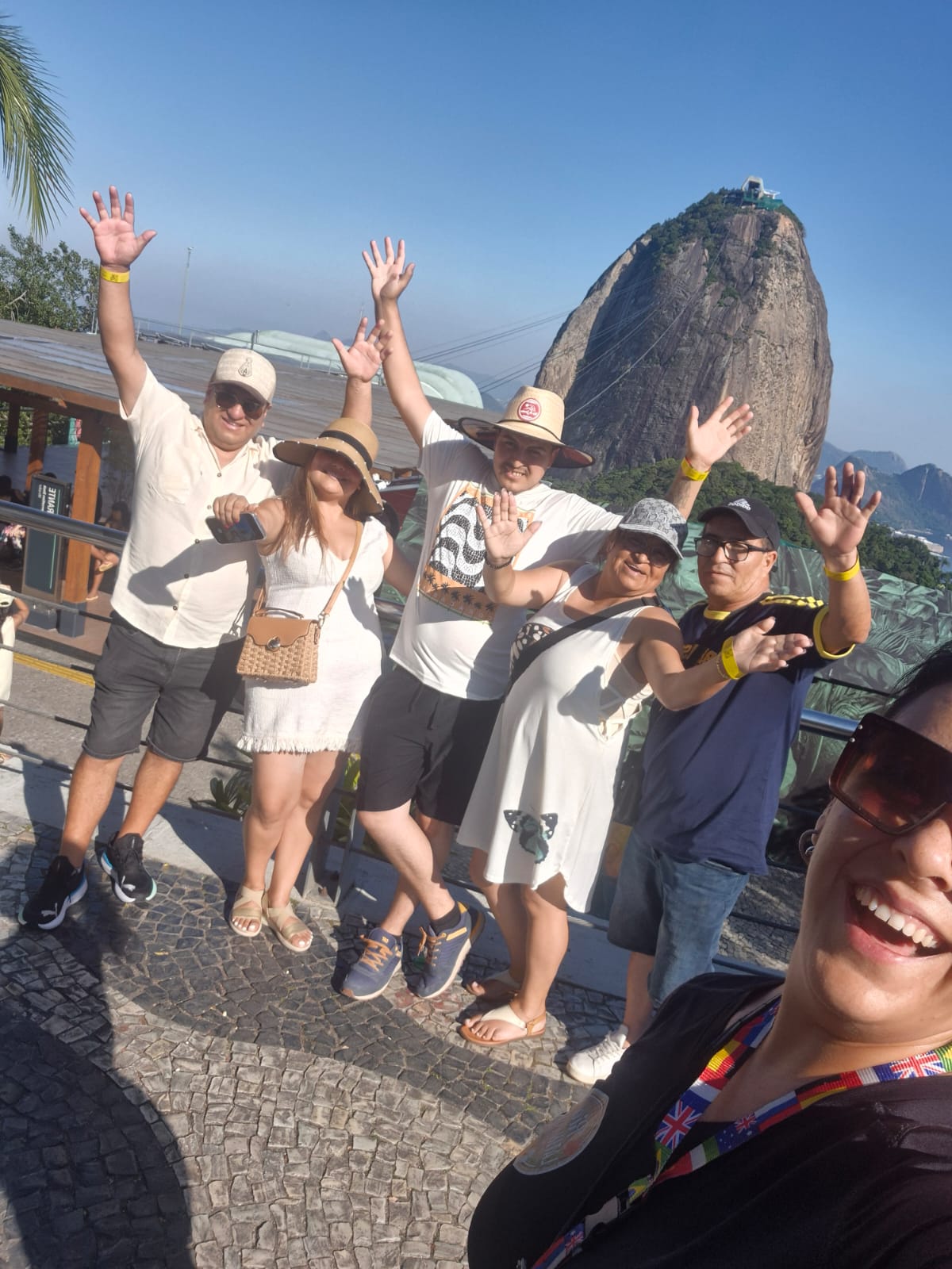 Grupo saludando en Pão de Açúcar