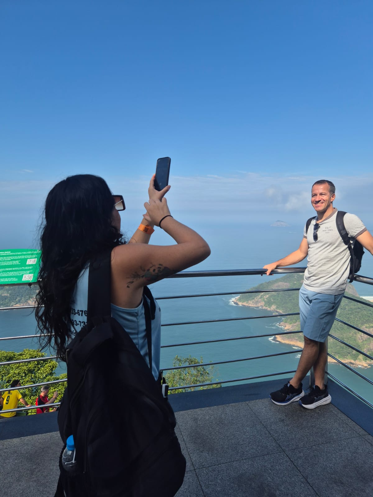 Guía tomando fotos a un visitante en el mirador
