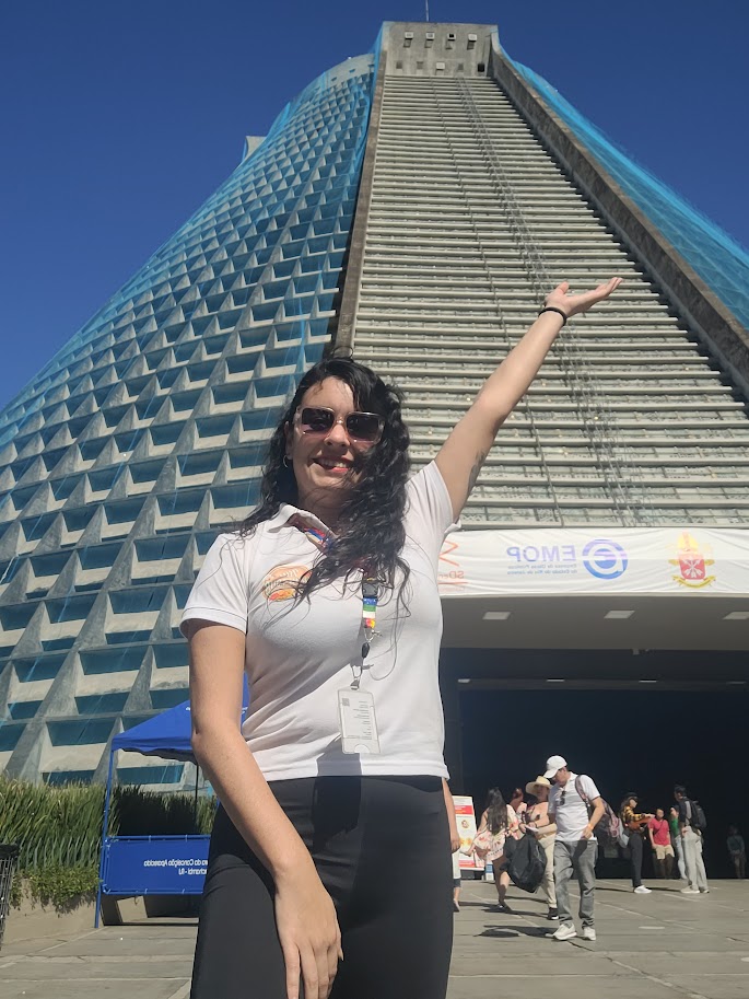 Virginia, guía de Vibra Turismo, frente a la Catedral Metropolitana de Río