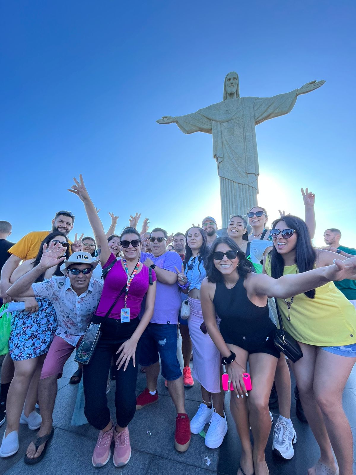 Grupo de viajeros con Vibra Turismo frente al Cristo Redentor